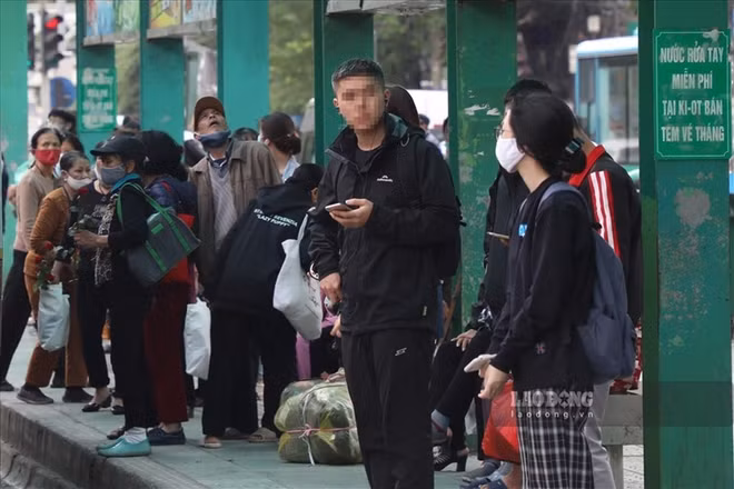 Hanoi durcit ses mesures anti-COVID-19 ảnh 1