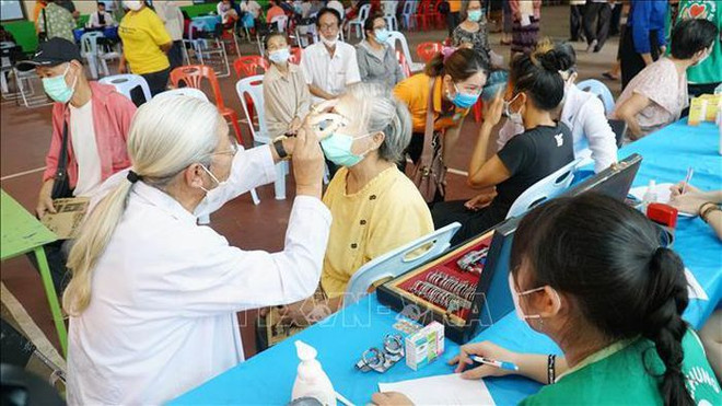 Les médecins vietnamiens offrent des médicaments aux Laotiens ảnh 1 Les médecins vietnamiens offrent des médicaments aux Laotiens ảnh 1