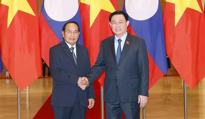 Le président de l'Assemblée nationale Vuong Dinh Hue reçoit le vice-président lao Bounthong Chitmany ảnh 1 Le président de l'Assemblée nationale Vuong Dinh Hue reçoit le vice-président lao Bounthong Chitmany ảnh 1