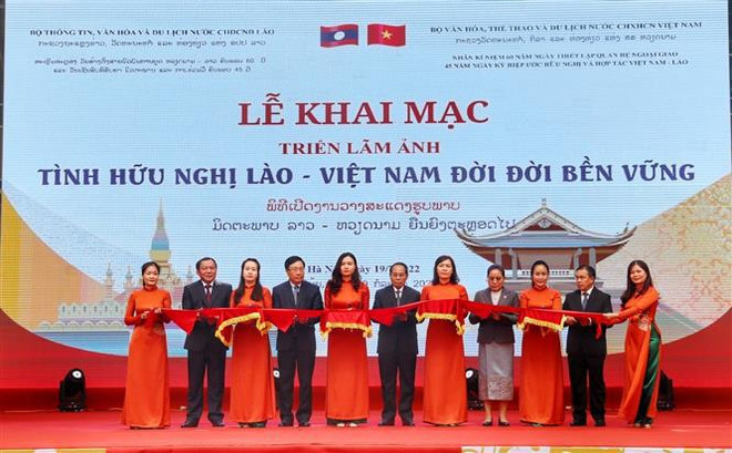 Le président de l'Assemblée nationale Vuong Dinh Hue reçoit le vice-président lao Bounthong Chitmany ảnh 2 Le président de l'Assemblée nationale Vuong Dinh Hue reçoit le vice-président lao Bounthong Chitmany ảnh 2