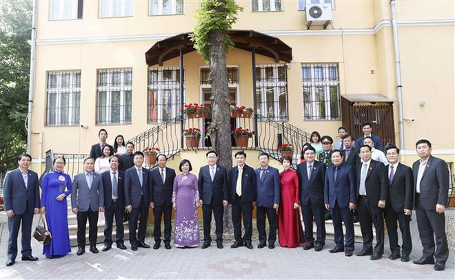 Le président de l’AN rencontre des entrepreneurs vietnamiens et des Vietnamiens vivant en Hongrie ảnh 2  Le président de l’AN rencontre des entrepreneurs vietnamiens et des Vietnamiens vivant en Hongrie ảnh 2