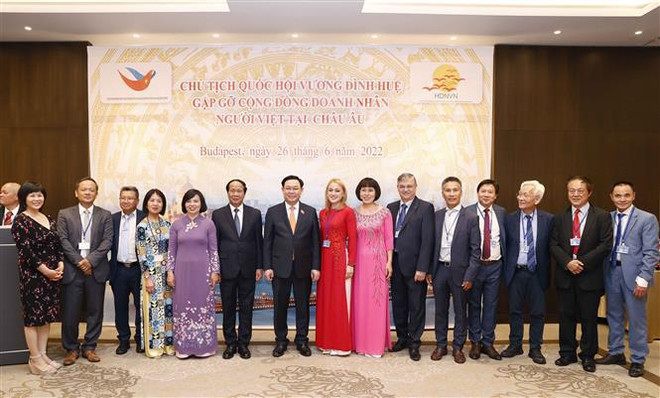 Le président de l’AN rencontre des entrepreneurs vietnamiens et des Vietnamiens vivant en Hongrie ảnh 1  Le président de l’AN rencontre des entrepreneurs vietnamiens et des Vietnamiens vivant en Hongrie ảnh 1