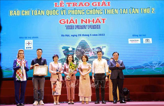 Remise du 2e Prix national du journalisme sur la prévention des catastrophes naturelles ảnh 1
