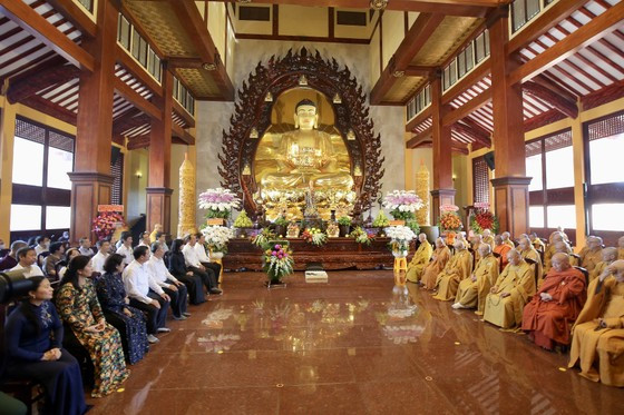 Grande cérémonie d’hommage aux victimes du COVID-19 à Ho Chi Minh-Ville ảnh 1 Grande cérémonie d’hommage aux victimes du COVID-19 à Ho Chi Minh-Ville ảnh 1