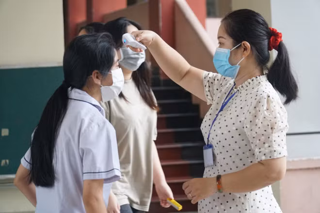 COVID-19: des centaines de milliers d'élèves de Ho Chi Minh-Ville retournent à l'école ảnh 1