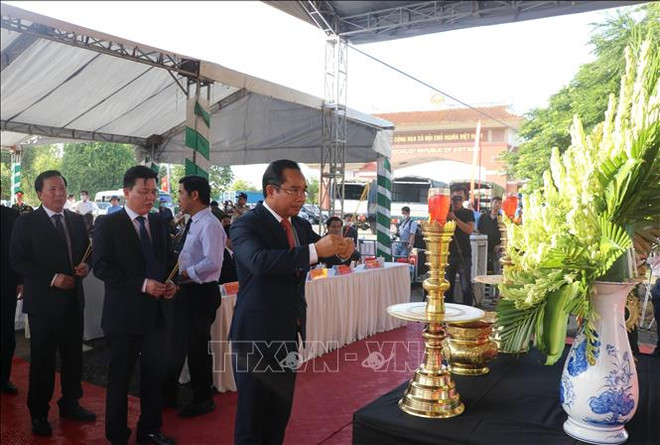 Long An : inhumation des restes de soldats tombés au Cambodge ảnh 1 Long An : inhumation des restes de soldats tombés au Cambodge ảnh 1