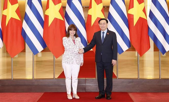 Le président de l'AN Vuong Dinh Hue rencontre la présidente grecque Katerina Sakellaropoulou ảnh 1 Le président de l'AN Vuong Dinh Hue rencontre la présidente grecque Katerina Sakellaropoulou ảnh 1