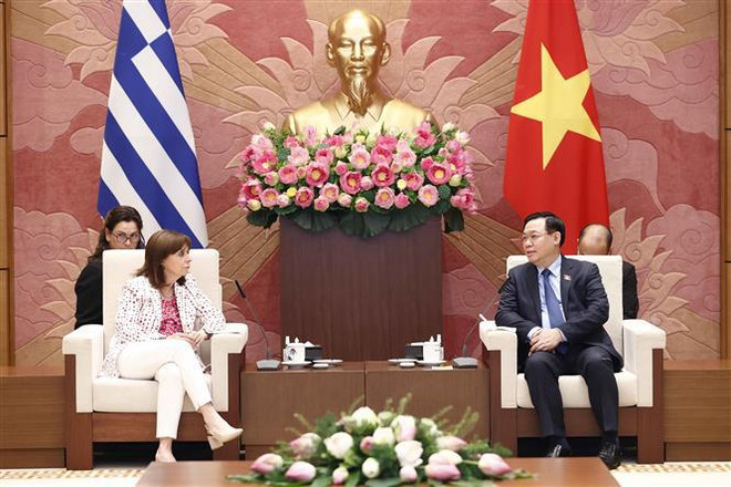 Le président de l'AN Vuong Dinh Hue rencontre la présidente grecque Katerina Sakellaropoulou ảnh 2 Le président de l'AN Vuong Dinh Hue rencontre la présidente grecque Katerina Sakellaropoulou ảnh 2