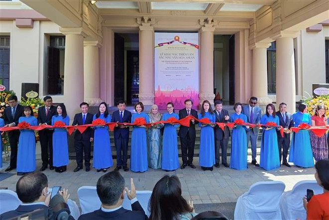 Ouverture de l'exposition "Couleurs de la culture de l’ASEAN ảnh 1 Ouverture de l'exposition "Couleurs de la culture de l’ASEAN ảnh 1
