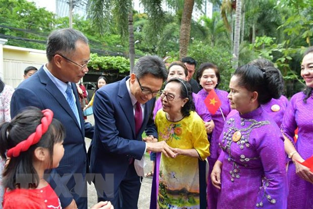 Le vice-Premier ministre Vu Duc Dam rencontre des Vietnamiens en Thaïlande ảnh 1 Le vice-Premier ministre Vu Duc Dam rencontre des Vietnamiens en Thaïlande ảnh 1