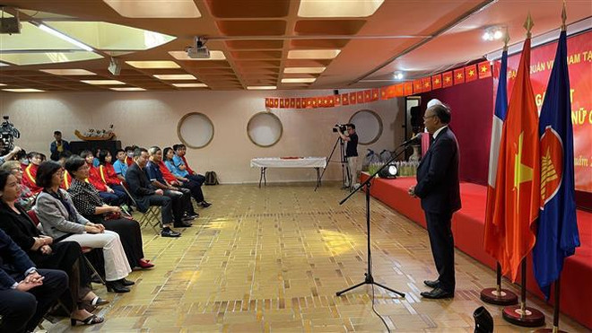 L'équipe nationale de football féminin chaleureusement accueillie à Paris ảnh 2 L'équipe nationale de football féminin chaleureusement accueillie à Paris ảnh 2