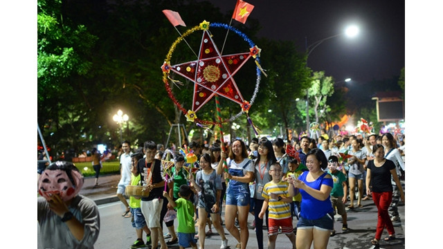 La Fête de la mi-automne dans les rues piétonnes au bord du Lac Hô Guom ảnh 1