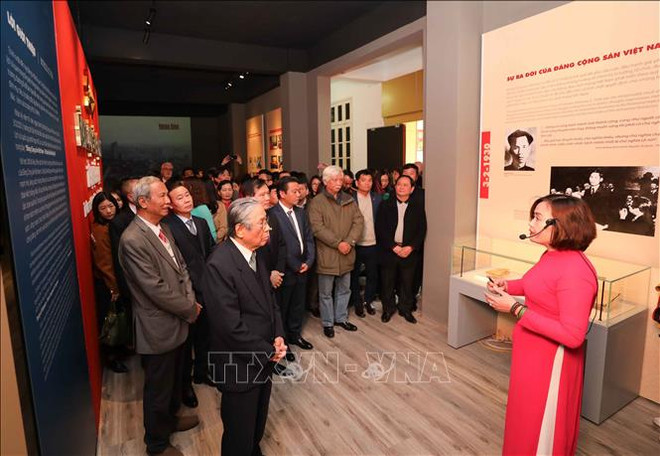 Exposition sur le Parti communiste du Vietnam et ses congrès nationaux à Hanoï ảnh 2 Exposition sur le Parti communiste du Vietnam et ses congrès nationaux à Hanoï ảnh 2