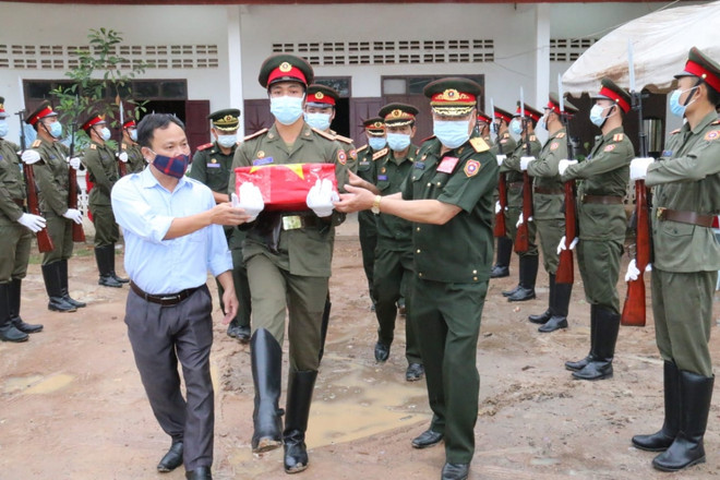 Rapatriement des restes de trois soldats volontaires et d'experts vietnamiens tombés au Laos ảnh 1 Rapatriement des restes de trois soldats volontaires et d'experts vietnamiens tombés au Laos ảnh 1
