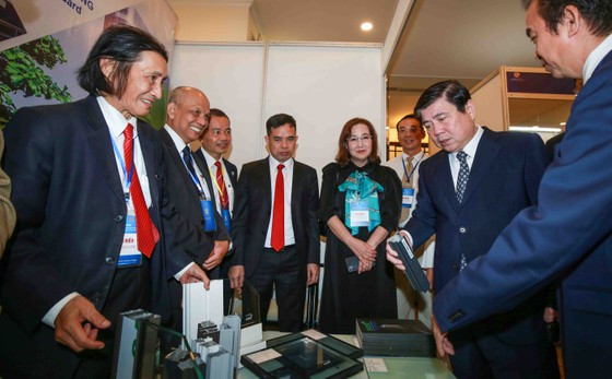 Ho Chi Minh-Ville distingue des personnes de la diaspora exemplaires ảnh 1 Ho Chi Minh-Ville distingue des personnes de la diaspora exemplaires ảnh 1