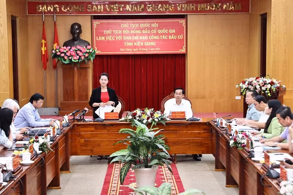 La présidente de l'AN travaille avec le Comité de pilotage des élections de Kien Giang ảnh 1