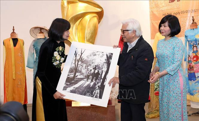 Remise des objets et photos liés aux femmes au Musée des femmes du Vietnam ảnh 3 Remise des objets et photos liés aux femmes au Musée des femmes du Vietnam ảnh 3