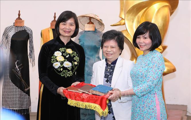 Remise des objets et photos liés aux femmes au Musée des femmes du Vietnam ảnh 1 Remise des objets et photos liés aux femmes au Musée des femmes du Vietnam ảnh 1