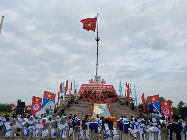 Cérémonie du lever du drapeau de la réunification nationale sur Hiên Luong, à Quang Tri ảnh 1 Cérémonie du lever du drapeau de la réunification nationale sur Hiên Luong, à Quang Tri ảnh 1