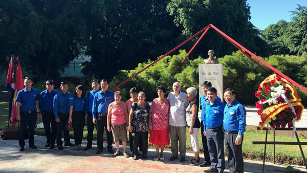 Visite du buste du Président Hô Chi Minh et du village de Bên Tre à Cuba ảnh 1 Visite du buste du Président Hô Chi Minh et du village de Bên Tre à Cuba ảnh 1