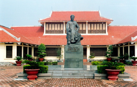 Un timbre-poste en l'honneur du 250e anniversaire de naissance du poète Nguyen Du ảnh 1 Un timbre-poste en l'honneur du 250e anniversaire de naissance du poète Nguyen Du ảnh 1