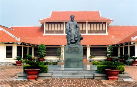 Un timbre-poste en l'honneur du 250e anniversaire de naissance du poète Nguyen Du ảnh 1 Un timbre-poste en l'honneur du 250e anniversaire de naissance du poète Nguyen Du ảnh 1