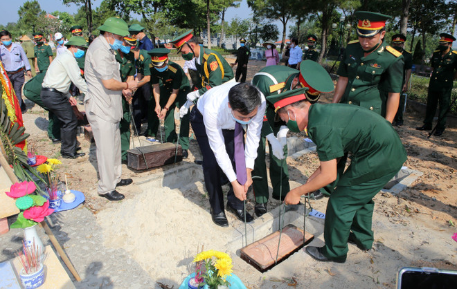 Quang Tri : Inhumation des restes de 16 volontaires vietnamiens tombés au Laos ảnh 1 Quang Tri : Inhumation des restes de 16 volontaires vietnamiens tombés au Laos ảnh 1