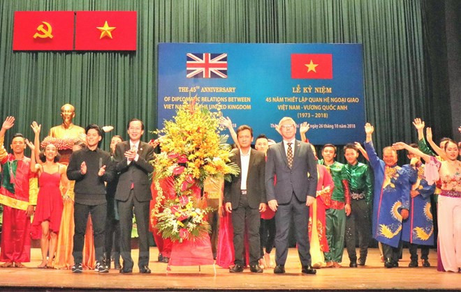 Célébration des 45 ans de l’établissement des liens diplomatiques Vietnam-Royaume-Uni ảnh 1 Célébration des 45 ans de l’établissement des liens diplomatiques Vietnam-Royaume-Uni ảnh 1