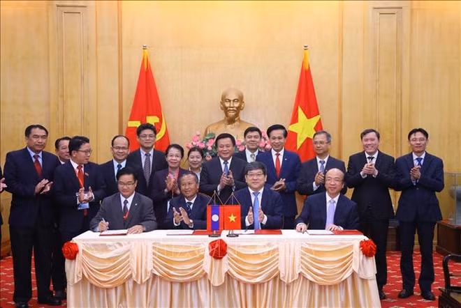Le Vietnam et le Laos renforcent leur coopération en sciences sociales ảnh 1