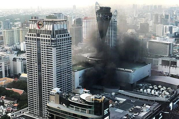 Thaïlande: 2 morts, 14 blessés dans un incendie au centre commercial Central World ảnh 1 Thaïlande: 2 morts, 14 blessés dans un incendie au centre commercial Central World ảnh 1
