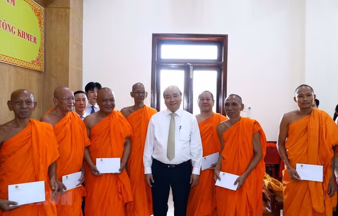 Le PM visite l'Académie du Bouddhisme Theravada Khmer ảnh 1