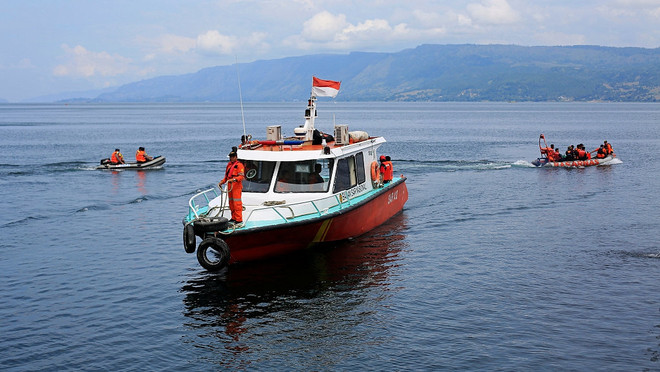 Indonésie : un mort et 12 portés disparus dans le chavirement d’un bateau ảnh 1 Indonésie : un mort et 12 portés disparus dans le chavirement d’un bateau ảnh 1