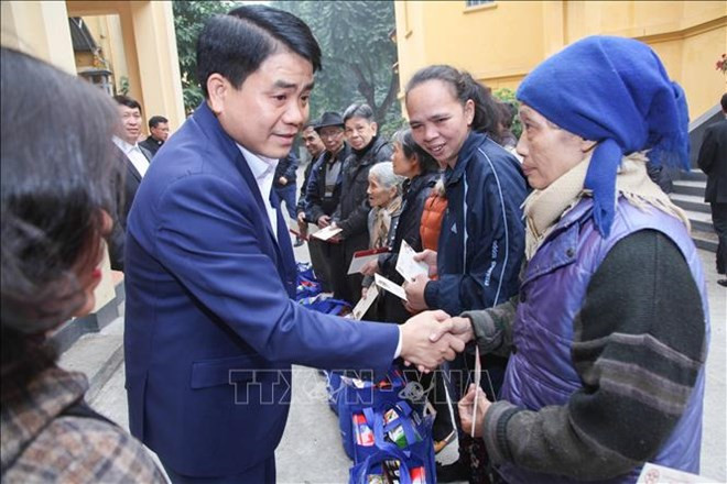 Têt : le maire de Hanoi visite des personnes défavorisées et méritantes ảnh 1 Têt : le maire de Hanoi visite des personnes défavorisées et méritantes ảnh 1