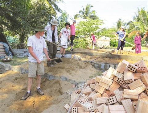 Eileen Vo, l’humanitaire sert de "pont d’amitié" entre les jeunesses ảnh 2