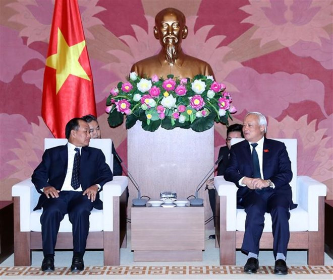 Le vice-président de l’AN Uong Chu Luu reçoit le ministre laotien de la Justice ảnh 1 Le vice-président de l’AN Uong Chu Luu reçoit le ministre laotien de la Justice ảnh 1