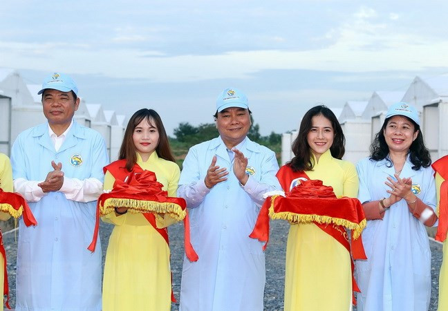 Le Premier ministre visite une zone de pangasius reproducteurs à An Giang ảnh 1