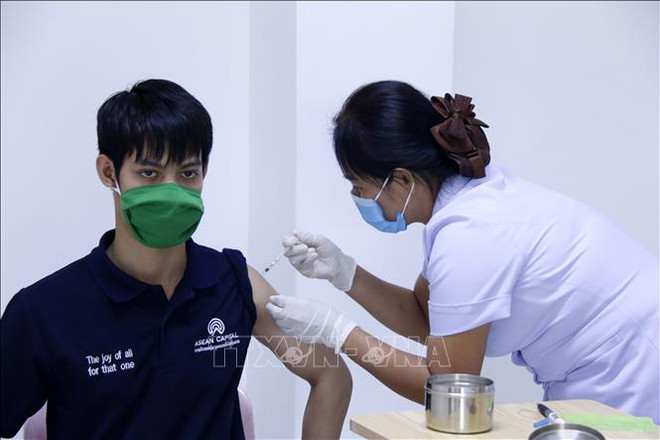 Le Laos exhorte les gens à recevoir une dose supplémentaire de vaccin anti-Covid-19 ảnh 1