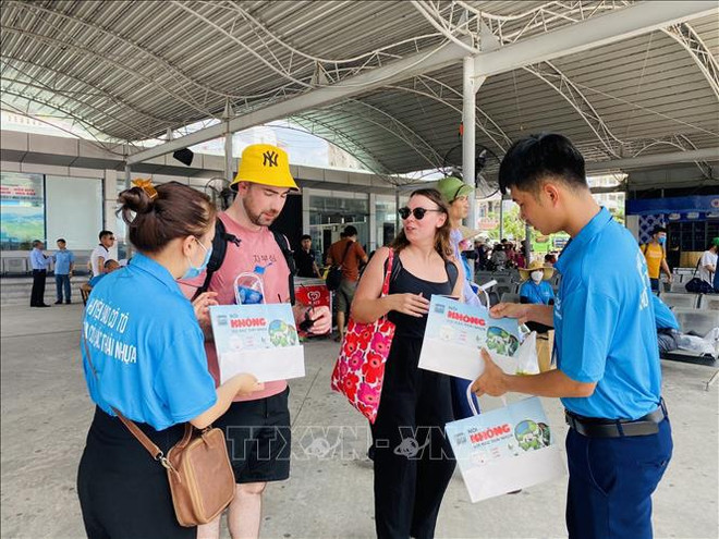 Quang Ninh: La baie de Ha Long continue de dire non aux déchets plastiques ảnh 2 Quang Ninh: La baie de Ha Long continue de dire non aux déchets plastiques ảnh 2