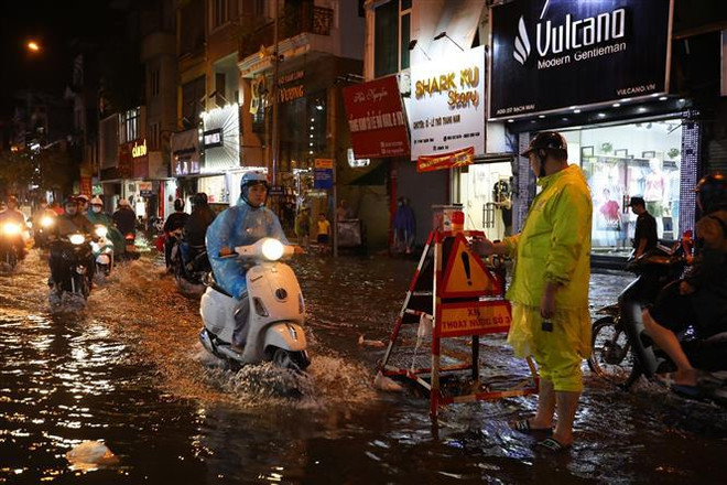 De nombreuses rues de Hanoï sous l’eau à cause de fortes pluies ảnh 3 De nombreuses rues de Hanoï sous l’eau à cause de fortes pluies ảnh 3