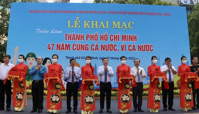 Vernissage de l'exposition "Ho Chi Minh-Ville - 47 ans avec tout le pays, pour tout le pays" ảnh 1 Vernissage de l'exposition "Ho Chi Minh-Ville - 47 ans avec tout le pays, pour tout le pays" ảnh 1
