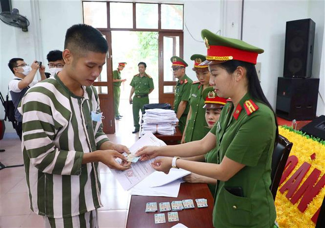 Le vice-PM Pham Binh Minh à la cérémonie de publication de la grâce présidentielle à Vinh Phuc ảnh 1 Le vice-PM Pham Binh Minh à la cérémonie de publication de la grâce présidentielle à Vinh Phuc ảnh 1
