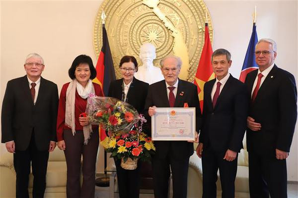 Santé : remise de l’Ordre de l’Amitié à un scientifique allemand ảnh 2 Santé : remise de l’Ordre de l’Amitié à un scientifique allemand ảnh 2