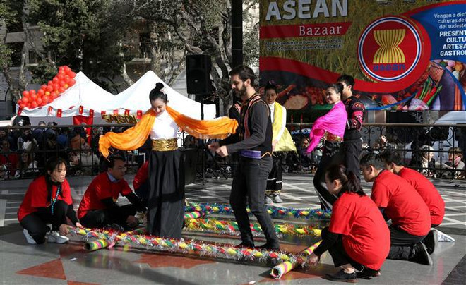 Les pays de l'ASEAN font promotion de la culture traditionnelle à la foire Bazar en Argentine ảnh 1