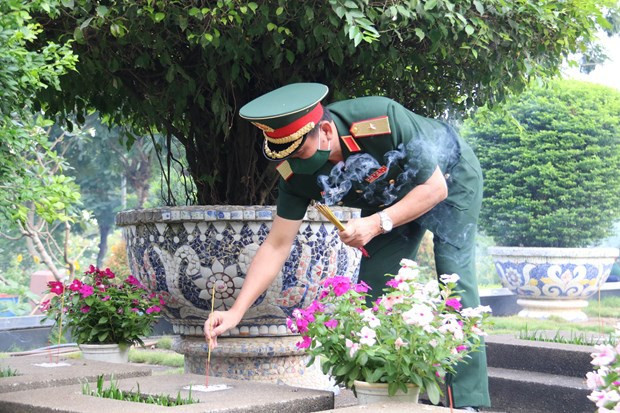 Des dirigeants de HCM-Ville rendent hommage aux morts pour la Patrie ảnh 1 Des dirigeants de HCM-Ville rendent hommage aux morts pour la Patrie ảnh 1