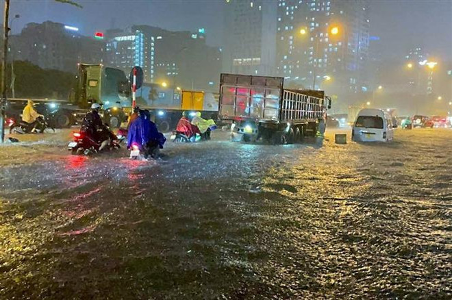De nombreuses rues de Hanoï sous l’eau à cause de fortes pluies ảnh 2 De nombreuses rues de Hanoï sous l’eau à cause de fortes pluies ảnh 2