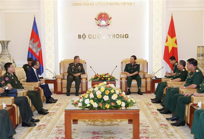 Visite d'une délégation militaire cambodgienne au Vietnam ảnh 3