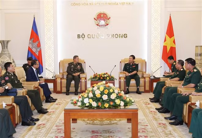 Visite d'une délégation militaire cambodgienne au Vietnam ảnh 3