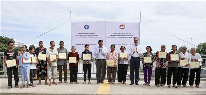 Remise de cadeaux aux habitants le long de la zone frontalière Vietnam - Cambodge ảnh 1 Remise de cadeaux aux habitants le long de la zone frontalière Vietnam - Cambodge ảnh 1