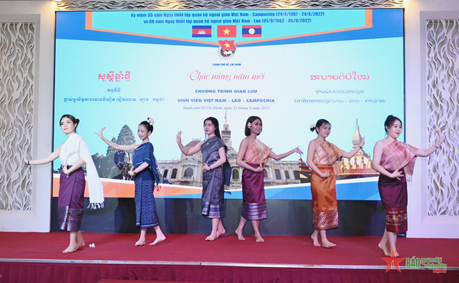 Les autorités de HCM-Ville formulent ses vœux à des étudiants laos et cambodgiens ảnh 2 Les autorités de HCM-Ville formulent ses vœux à des étudiants laos et cambodgiens ảnh 2