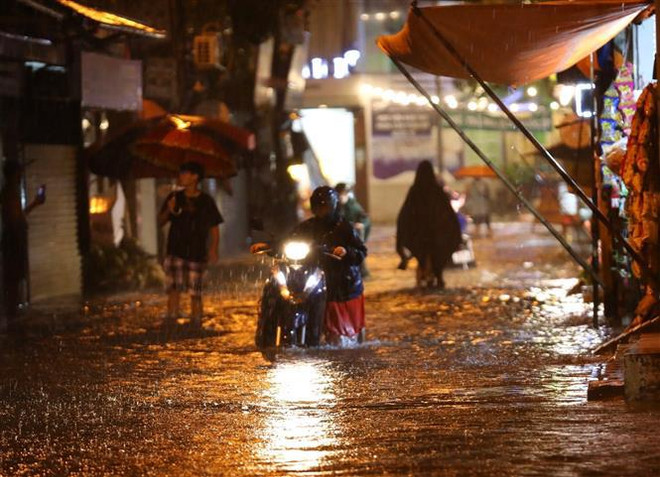De nombreuses rues de Hanoï sous l’eau à cause de fortes pluies ảnh 4 De nombreuses rues de Hanoï sous l’eau à cause de fortes pluies ảnh 4